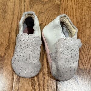 Robeez Gray and White Shell Baby Moccasins 0-6 months